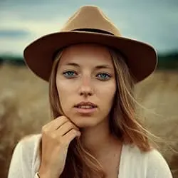 Amanda R